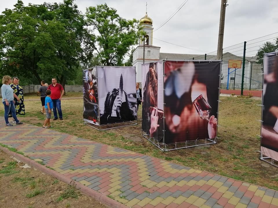 Пересувну Фотовиставку “За зачиненими дверима” експонують в Новоукраїнській ОТГ